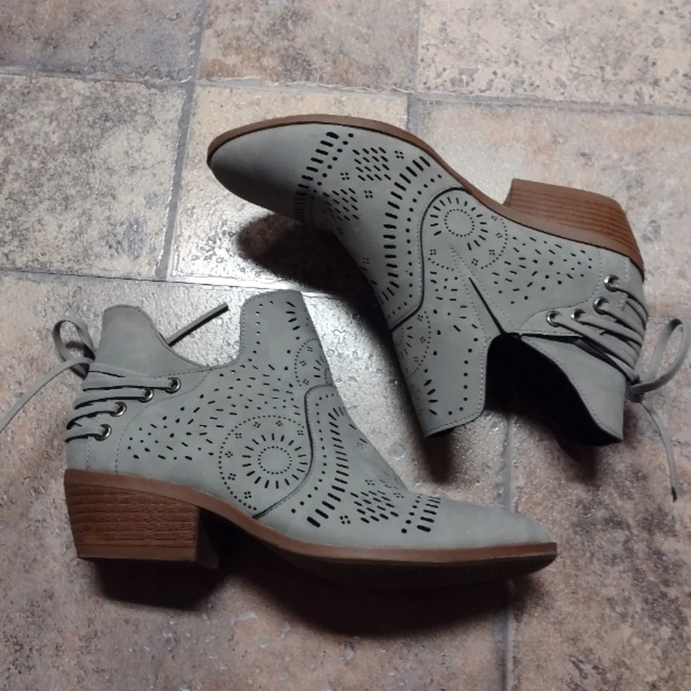 Perforated ankle bootie size 7